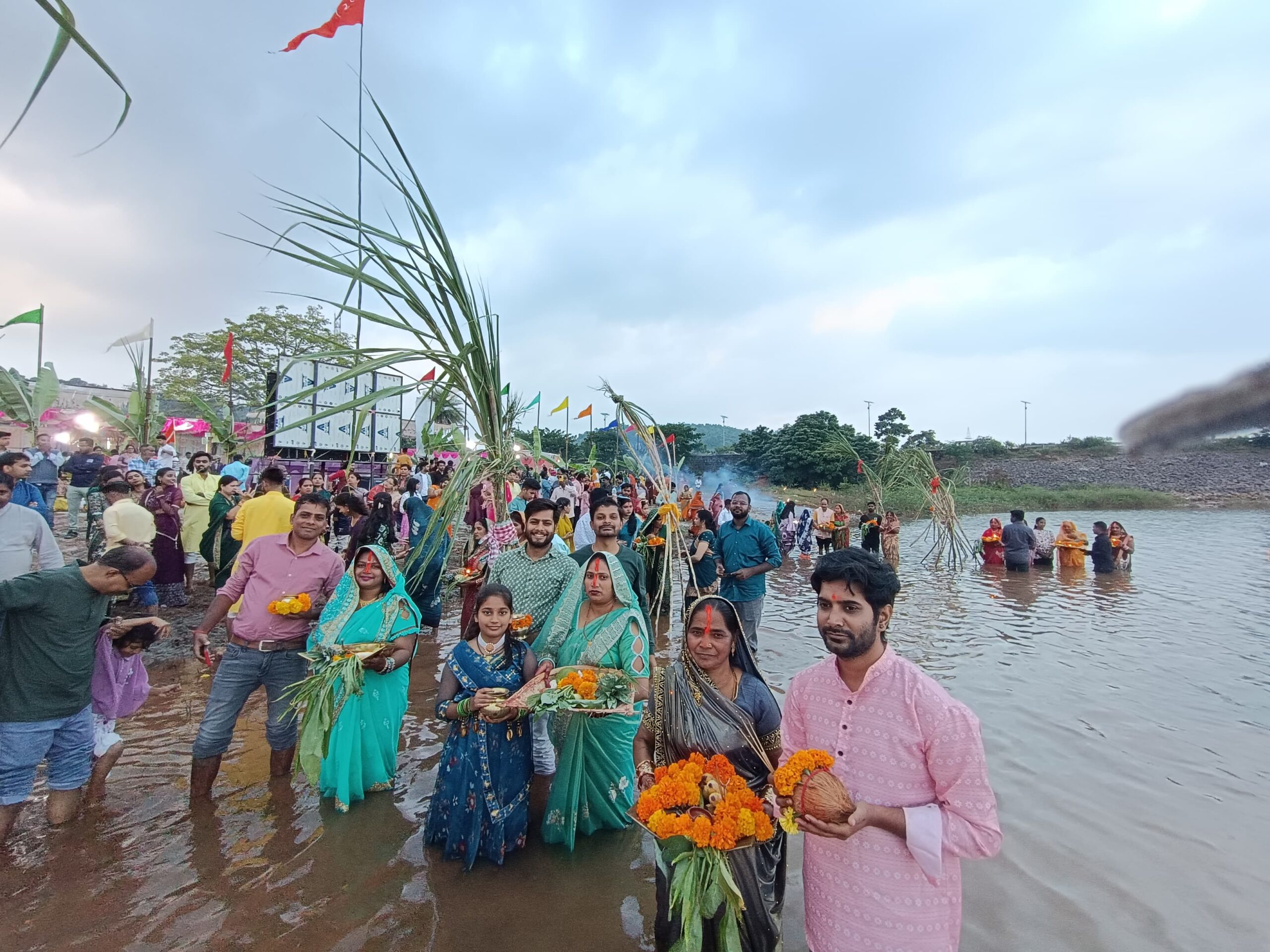 ପବିତ୍ର ଛଟ୍‌ ଅବସରରେ ସୁନାବେଡା କୋଲାବ(କେରାଣ୍ଡି) ନଦୀରେ ଅସ୍ତଗାମୀ ସୂର୍ଯ୍ୟଙ୍କୁ ଅର୍ଘ୍ୟ ଦେଉଛନ୍ତି ଶ୍ରଦ୍ଧାଳୁ।