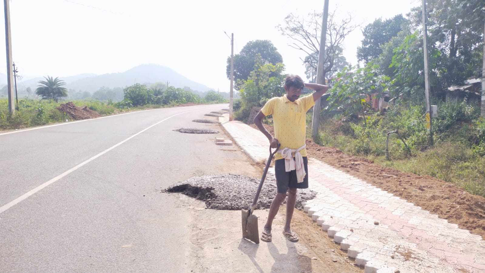 ଏ ଆର୍ ଏସ୍ ଏସ୍ କମ୍ପାନୀ ନିମ୍ନ ମାନର ରାସ୍ତା କାମ ପାଇଁ କରୁଥିବାରୁ  ଗ୍ରାମବାସୀଙ୍କ ଅଭିଯୋଗ